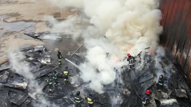 Повітряний Вигляд Пожежників Гасять Вогонь Промисловій Зоні — стокове відео