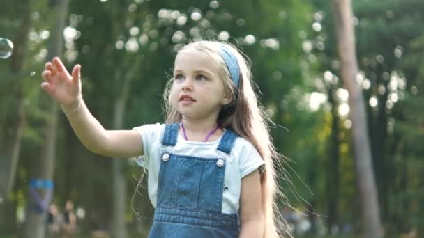 Šťastná Holčička Chytá Mýdlové Bubliny Venku Green Parku Venkovní Letní — Stock video
