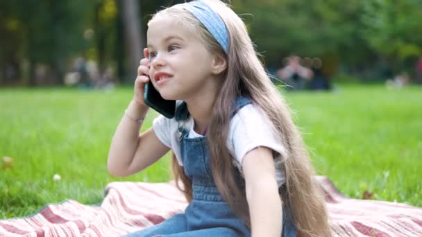 Feliz Niña Teniendo Conversación Hablando Por Teléfono Móvil Parque Verano — Vídeos de Stock