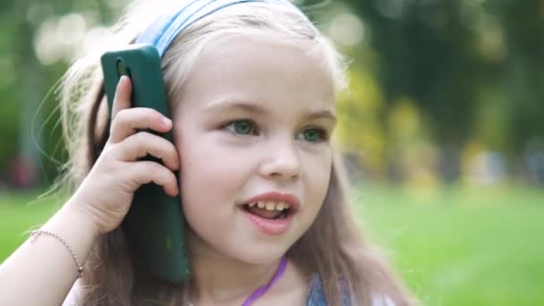 Niña Feliz Teniendo Conversación Hablando Por Teléfono Parque Verano — Vídeos de Stock