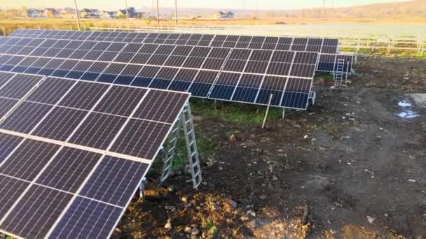 Planta Energía Solar Construcción Campo Verde Montaje Paneles Eléctricos Para — Vídeo de stock