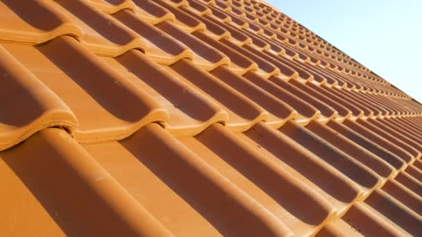 Üst Üste Binen Sarı Seramik Çatı Kiremitleri Konut Binasının Çatısını — Stok video