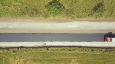 Buhar silindirli yeni yol inşaatının havadan görüntüsü.