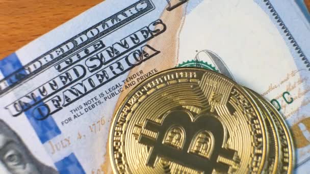 Primer Plano Metal Brillante Moneda Criptomoneda Bitcoin Billetes Dólar Estadounidense — Vídeo de stock