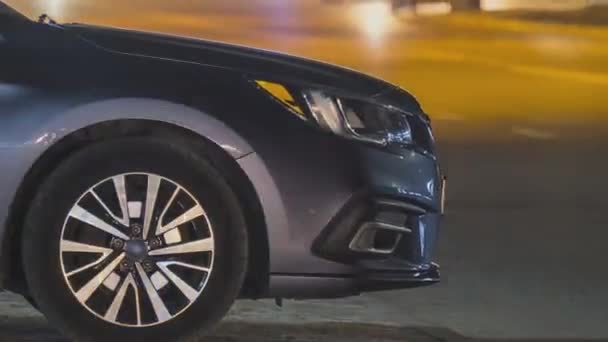 Primer Plano Del Coche Aparcado Carretera Por Noche Con Vista — Vídeos de Stock