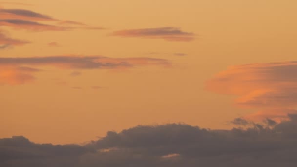Запись Быстрого Движения Облаков Жёлтом Небе Закате — стоковое видео