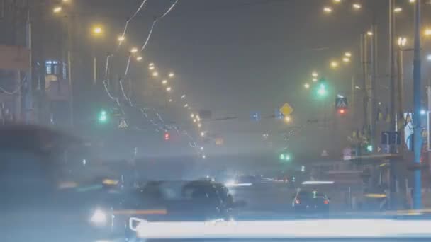 Včasné Záběry Nočního Provozu Rozmazanými Světly Pohybujících Vozidel Městské Ulici — Stock video