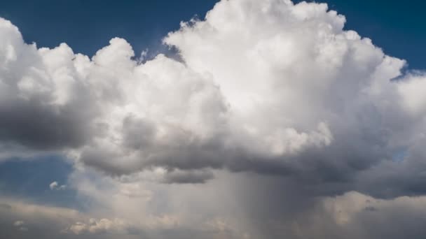Запись Быстрого Движения Тёмных Облаков Образующихся Бурном Небе Перед Грозой — стоковое видео