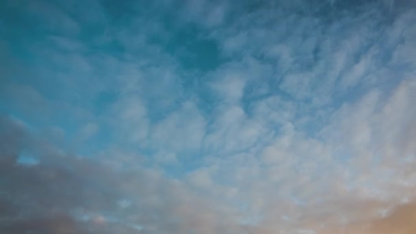 Zeitraffer Mit Schnell Bewegten Wolken Blauen Himmel Bei Sonnenuntergang — Stockvideo