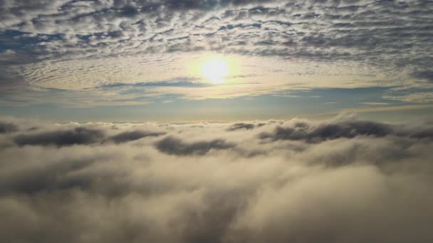 Veduta Aerea Luminoso Tramonto Giallo Nuvole Bianche Dense Con Cielo — Video Stock