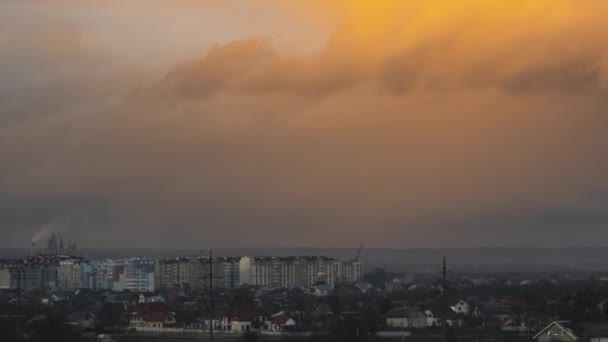 日没の暗い黄色の空に速い移動嵐の雲の時間の経過 — ストック動画