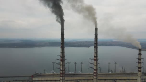 Uitzicht Vanuit Lucht Hoge Pijpen Van Kolencentrales Met Zwarte Rook — Stockvideo