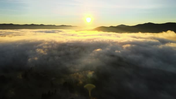 Veduta Aerea Piccolo Villaggio Case Sulla Cima Della Collina Autunno — Video Stock