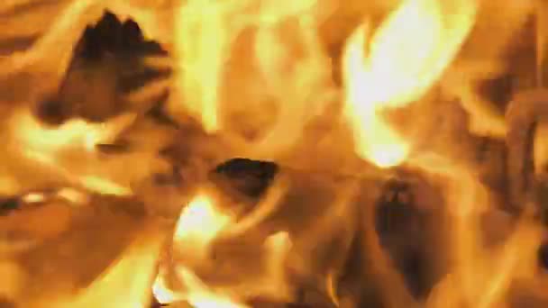 Gece Parlak Yanan Odunları Sarı Ateş Alevleriyle Kapatın — Stok video