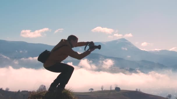 Dunkle Silhouette Eines Wanderfotografen Der Morgenlandschaft Den Herbstlichen Bergen Fotografiert — Stockvideo