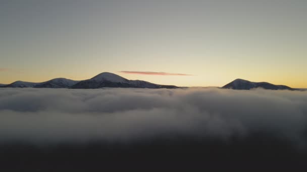 Vista Aérea Del Vibrante Amanecer Sobre Densa Niebla Blanca Con — Vídeos de Stock