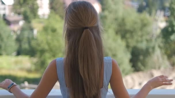 Vue Arrière Jeune Belle Femme Balcon Bénéficiant Une Vue Sur — Video
