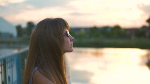 Jovem Mulher Solitária Relaxando Livre Perto Água Lago Pôr Sol — Vídeo de Stock