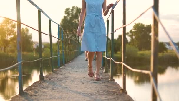 Νεαρή Γυναίκα Μακριά Μαλλιά Καλοκαιρινό Φόρεμα Κατεβαίνει Τις Σκάλες Έξω — Αρχείο Βίντεο