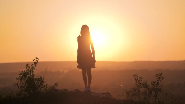 Donker Silhouet Van Een Jonge Vrouw Zomerse Jurk Die Buiten — Stockvideo