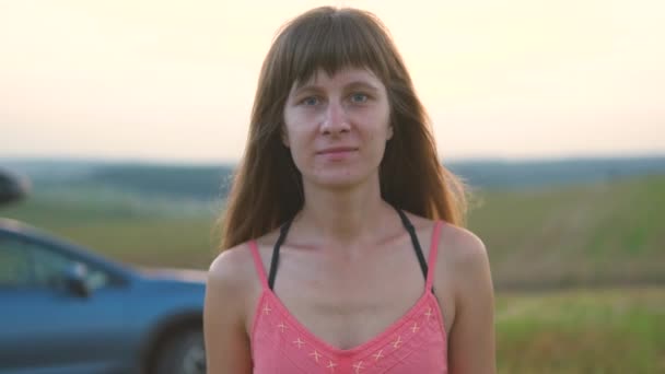 Porträt Einer Langhaarigen Jungen Frau Die Sommer Freien Spazieren Geht — Stockvideo