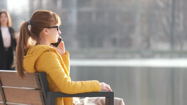 Jeune Jolie Femme Assise Sur Banc Parc Parlant Sur Son — Video