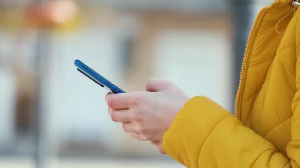 Fechar Mãos Femininas Segurando Telefone Celular Navegando Internet Rua Cidade — Vídeo de Stock