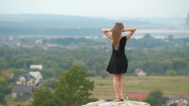Visão Traseira Uma Jovem Mulher Enérgica Com Cabelos Longos Vestido — Vídeo de Stock