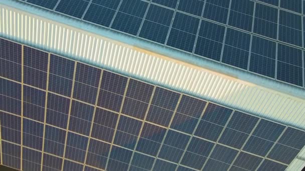 Panneaux Solaires Photovoltaïques Bleus Montés Sur Toit Bâtiment Pour Produire — Video