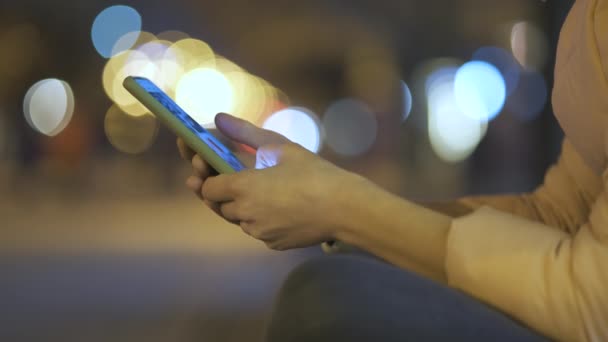 Fecho Das Mãos Femininas Segurando Telefone Celular Navegando Internet Rua — Vídeo de Stock