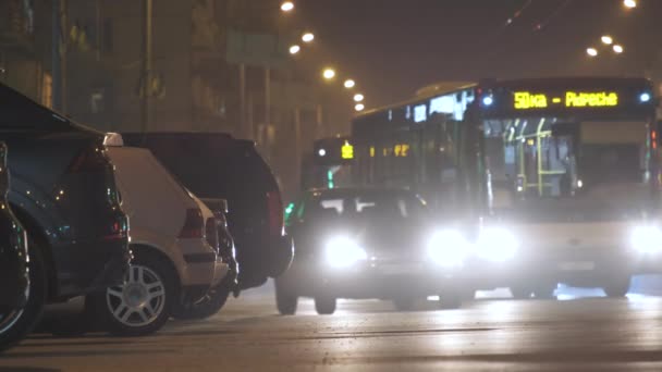 Gece Yol Kenarındaki Park Halindeki Arabaları Kapatın Şehir Caddesinde Hareket — Stok video