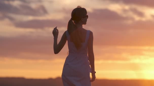 Donker Silhouet Van Een Jonge Vrouw Zomerse Jurk Die Buiten — Stockvideo