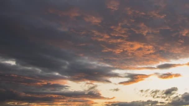 Tijdsverloop Beelden Van Snel Bewegende Wolken Blauwe Lucht Bij Zonsondergang — Stockvideo