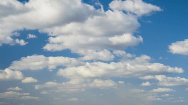 Mavi berrak gökyüzünde hızlı hareket eden beyaz bulutların hızlandırılmış görüntüleri.