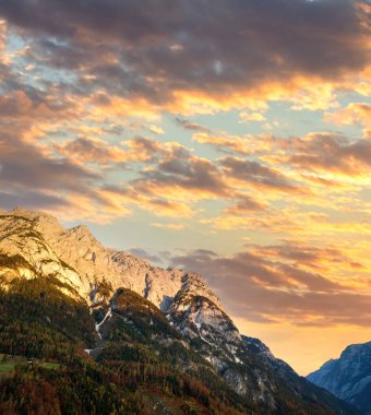 Avrupa 'nın görkemli Alp Dağları' nın sonbaharda yemyeşil çam ormanlarıyla kaplı hava manzarası.