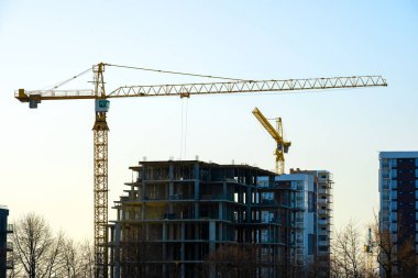 Kule vinçlerinin ve inşaat halindeki apartmanların havadan görüntüsü. Gayrimenkul geliştirme.