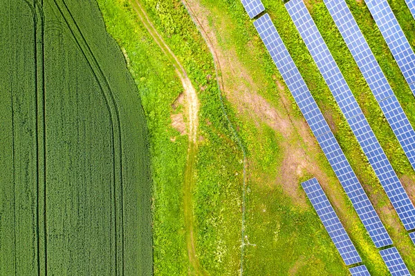 Luftaufnahme Eines Solarkraftwerks Auf Der Grünen Wiese Elektrische Paneele Zur — Stockfoto