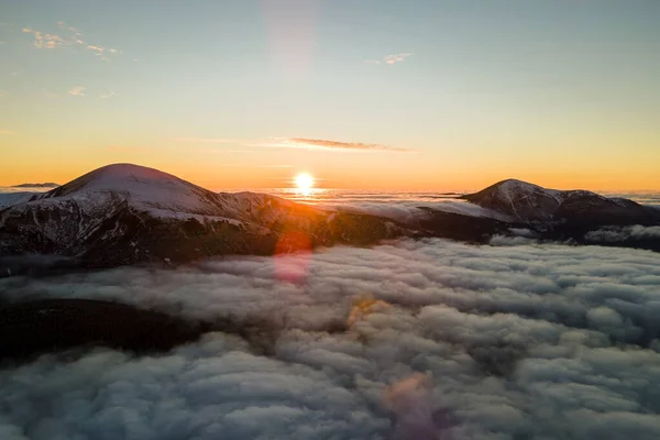 Vista Aérea Del Vibrante Amanecer Sobre Densa Niebla Blanca Con — Foto de Stock