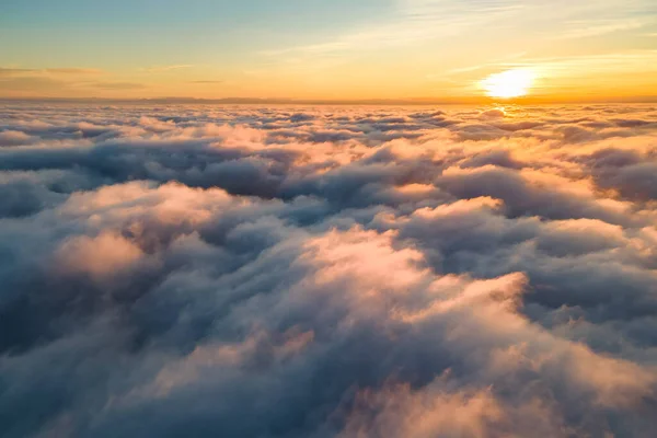 Vista Aérea Puesta Sol Color Amarillo Brillante Sobre Densas Nubes —  Fotos de Stock