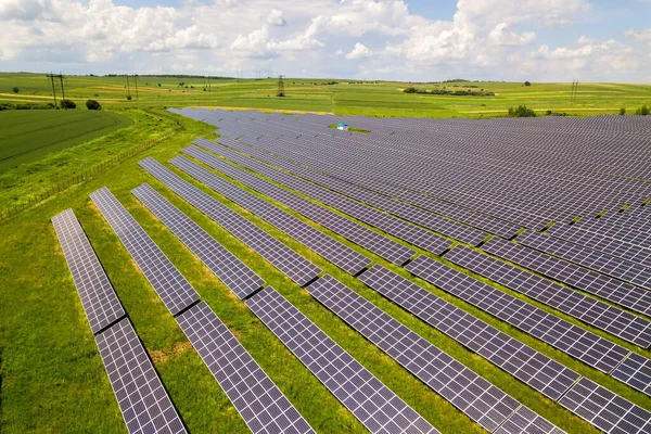 Vista Aérea Planta Energía Solar Campo Verde Paneles Eléctricos Para —  Fotos de Stock