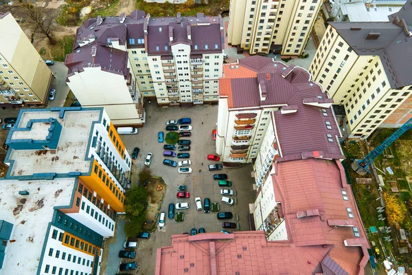 Légi Kilátás Parkoló Autók Parkolóban Között Nagy Lakóépületek — Stock Fotó