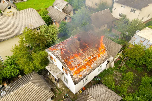 Vista Aérea Uma Casa Chamas Com Chamas Alaranjadas Fumo Espesso — Fotografia de Stock