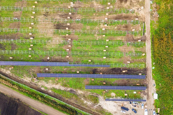 Воздушный Обзор Строящейся Солнечной Электростанции Зеленом Поле Монтаж Электрических Панелей — стоковое фото