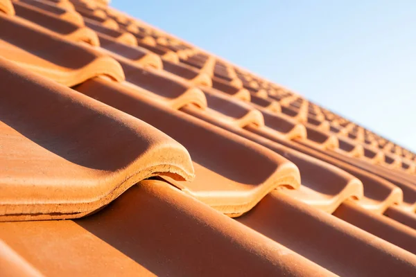 Linhas Sobrepostas Telhas Cerâmica Amarela Cobrindo Telhado Edifício Residencial — Fotografia de Stock