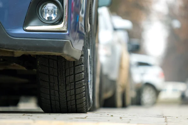 Primer Plano Del Coche Aparcado Lado Calle Ciudad Con Nuevos — Foto de Stock