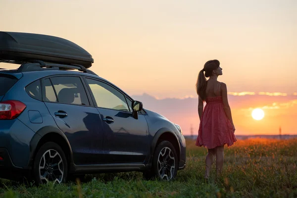 Silueta Oscura Mujer Solitaria Relajándose Cerca Coche Prado Herboso Disfrutando — Foto de Stock