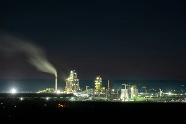 Haute Structure Béton Cimenterie Avec Grue Tour Cheminée Fumeur Nuit — Photo