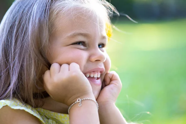 Portret Van Gelukkig Mooi Kind Meisje Glimlachen Buiten Genieten Van — Stockfoto