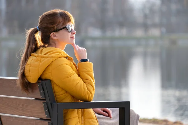 Junge Frau Sitzt Allein Auf Parkbank Und Entspannt Sich Warmen — Stockfoto