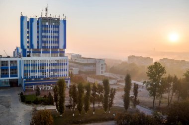 Şafak vakti modern şehrin panoramik üst hava manzarası